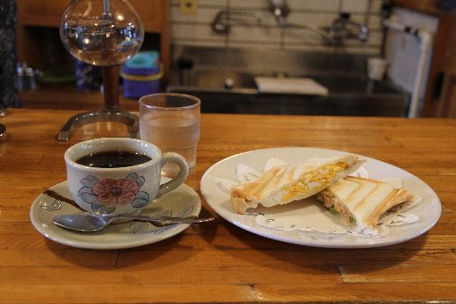キリマンジェロコーヒーとホットサンド